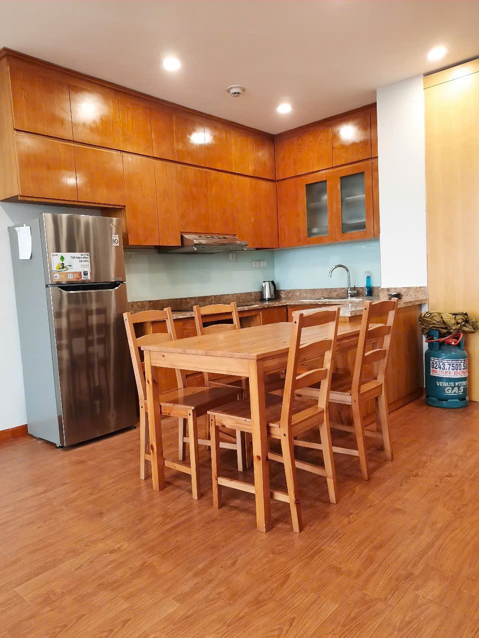 Bán chung cư Lạc Long Quân view hồ Tây - 70m2, 2PN, giá 7 tỷ