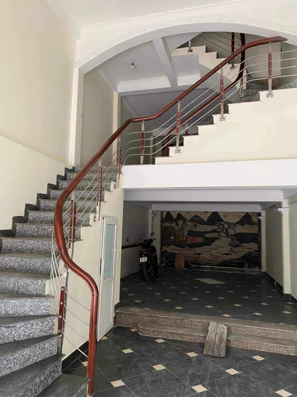 Bán nhà giải phóng ngõ rộng, kinh doanh tốt, gần bến xe