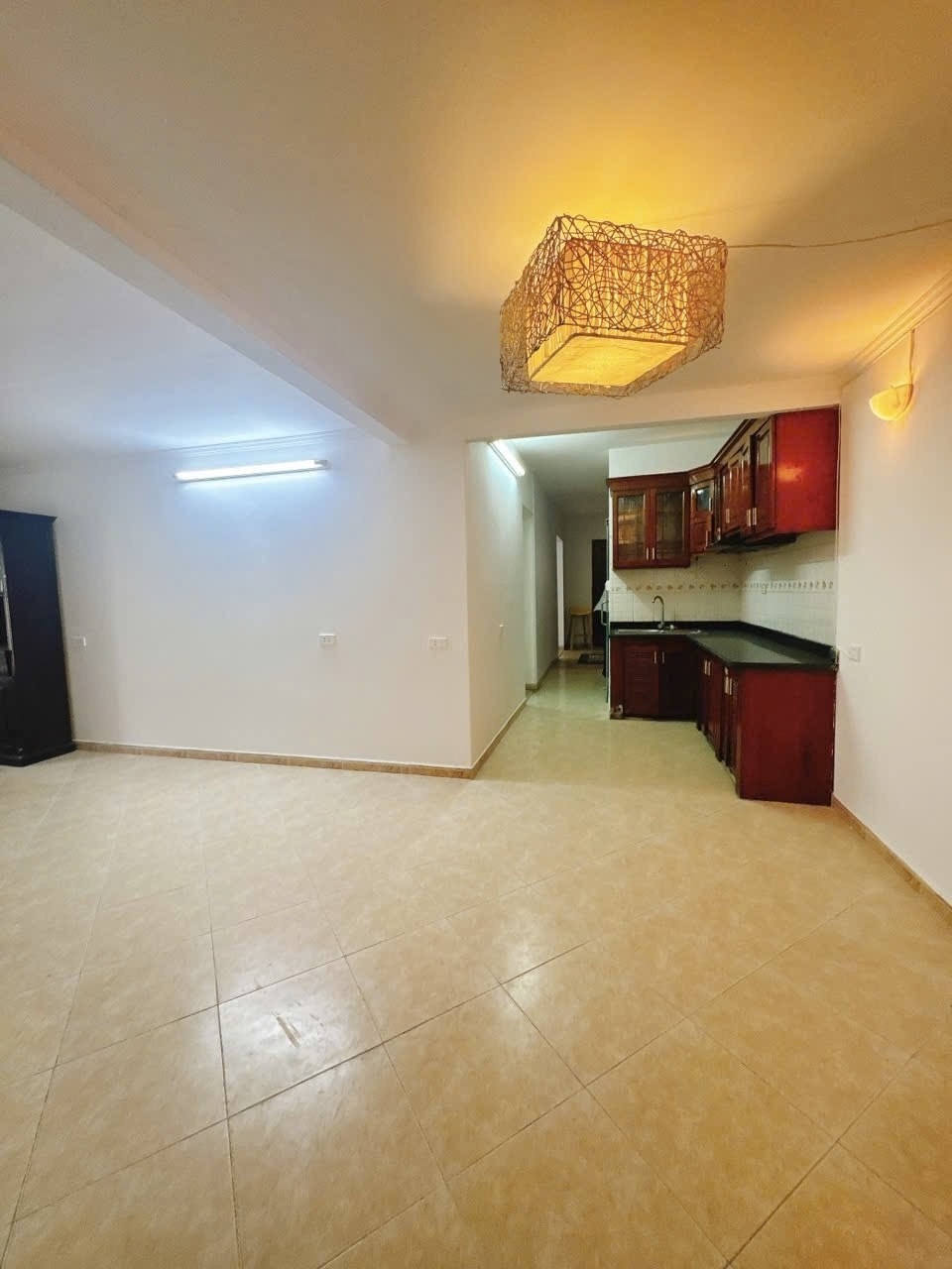 Bán Căn Hộ Tập Thể Hoàng Ngọc Phách, Đống Đa - 90m2, 3PN, Ô Tô Dừng Đỗ