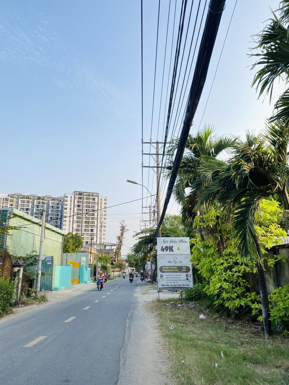 Bán Nhà 3 Tầng BTCT Gần Nguyễn Duy Trinh, 4PN Master, Xe Hơi Đậu Trước Nhà - Giá 4.9 Tỷ