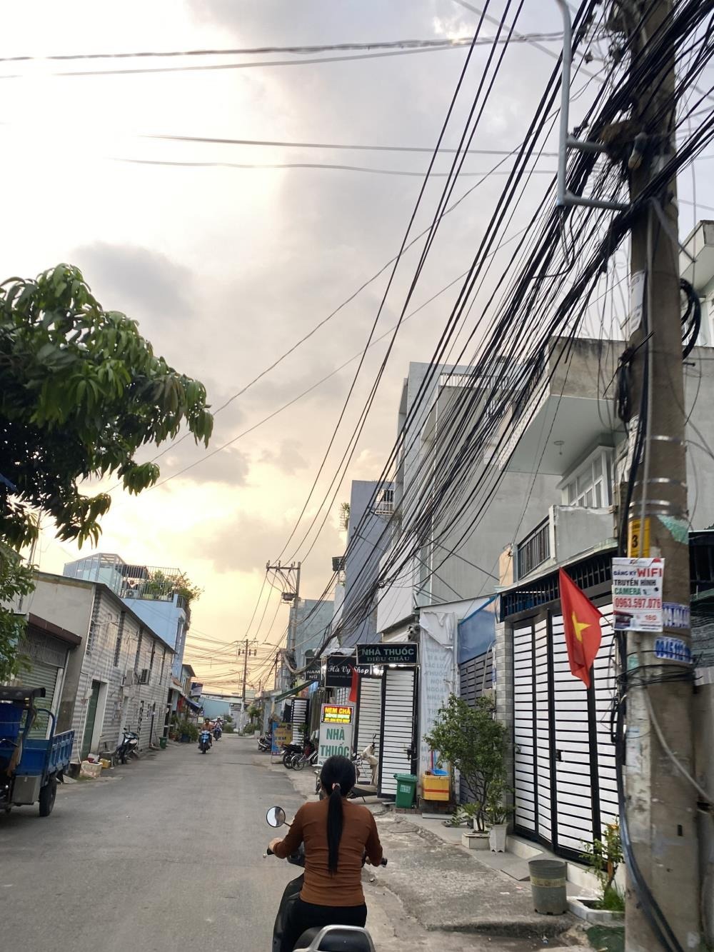 Bán Nhà 3 Tầng BTCT Gần Nguyễn Duy Trinh, 4PN Master, Xe Hơi Đậu Trước Nhà - Giá 4.9 Tỷ