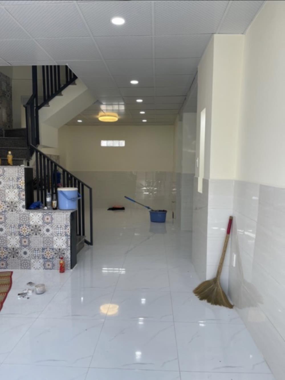 Bán Gấp Nhà Đẹp KDC Hồng Long, Thủ Đức - 5x10, Xe Hơi Đậu Cổng