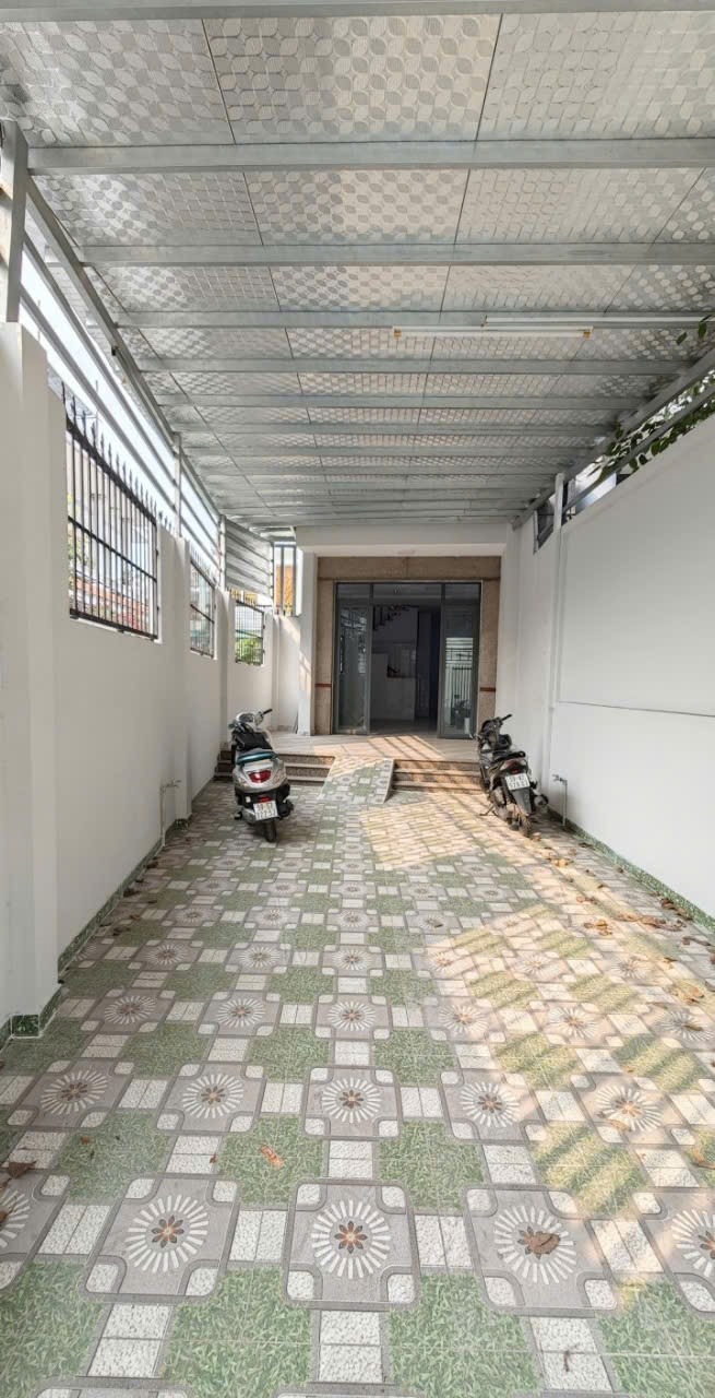 Nhà đẹp, hẻm xe hơi, xe ngủ trong nhà, giá tốt - Mua ngay!