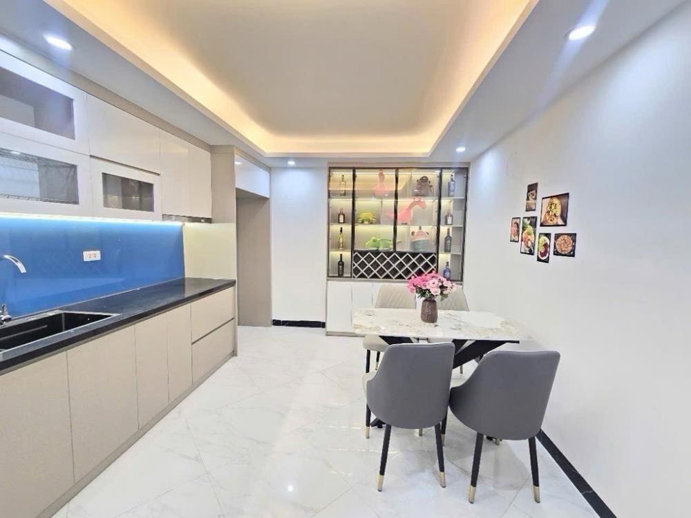 Nhà Đẹp Vĩnh Quỳnh: 4.9 Tỷ, 4 Phòng Ngủ, Ô Tô Đỗ Cửa, Sổ Hoa Hậu