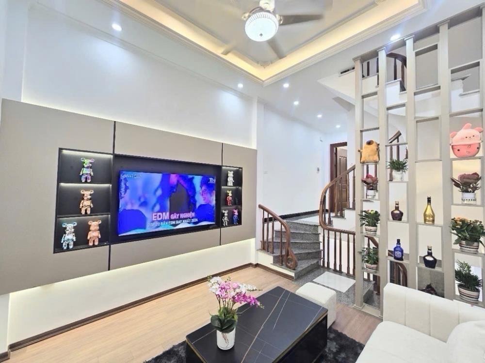 Nhà Đẹp Vĩnh Quỳnh: 4.9 Tỷ, 4 Phòng Ngủ, Ô Tô Đỗ Cửa, Sổ Hoa Hậu
