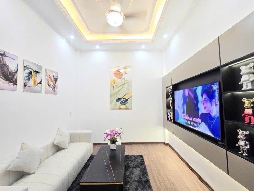 Nhà Đẹp Vĩnh Quỳnh: 4.9 Tỷ, 4 Phòng Ngủ, Ô Tô Đỗ Cửa, Sổ Hoa Hậu