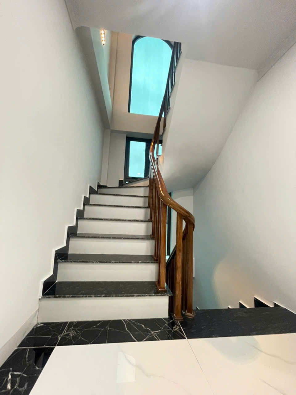 Bán nhà mới Koong Ngũ Hiệp, Thanh Trì: 60m2, 4 Tầng, Ô Tô Đỗ Cổng - 6.9x Tỷ