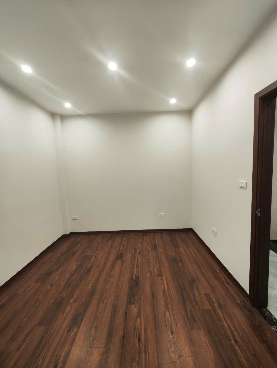 Biệt Thự Mini Sân Vườn 70m2, 4 Tầng, Ô Tô Đỗ Cổng - Vị Trí Đắc Địa