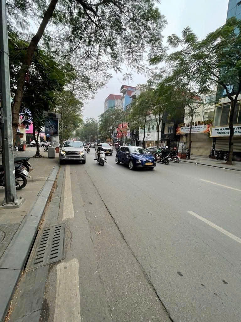 Mặt tiền khủng 6 tầng, thang máy, gần ô tô Thái Hà, Đống Đa