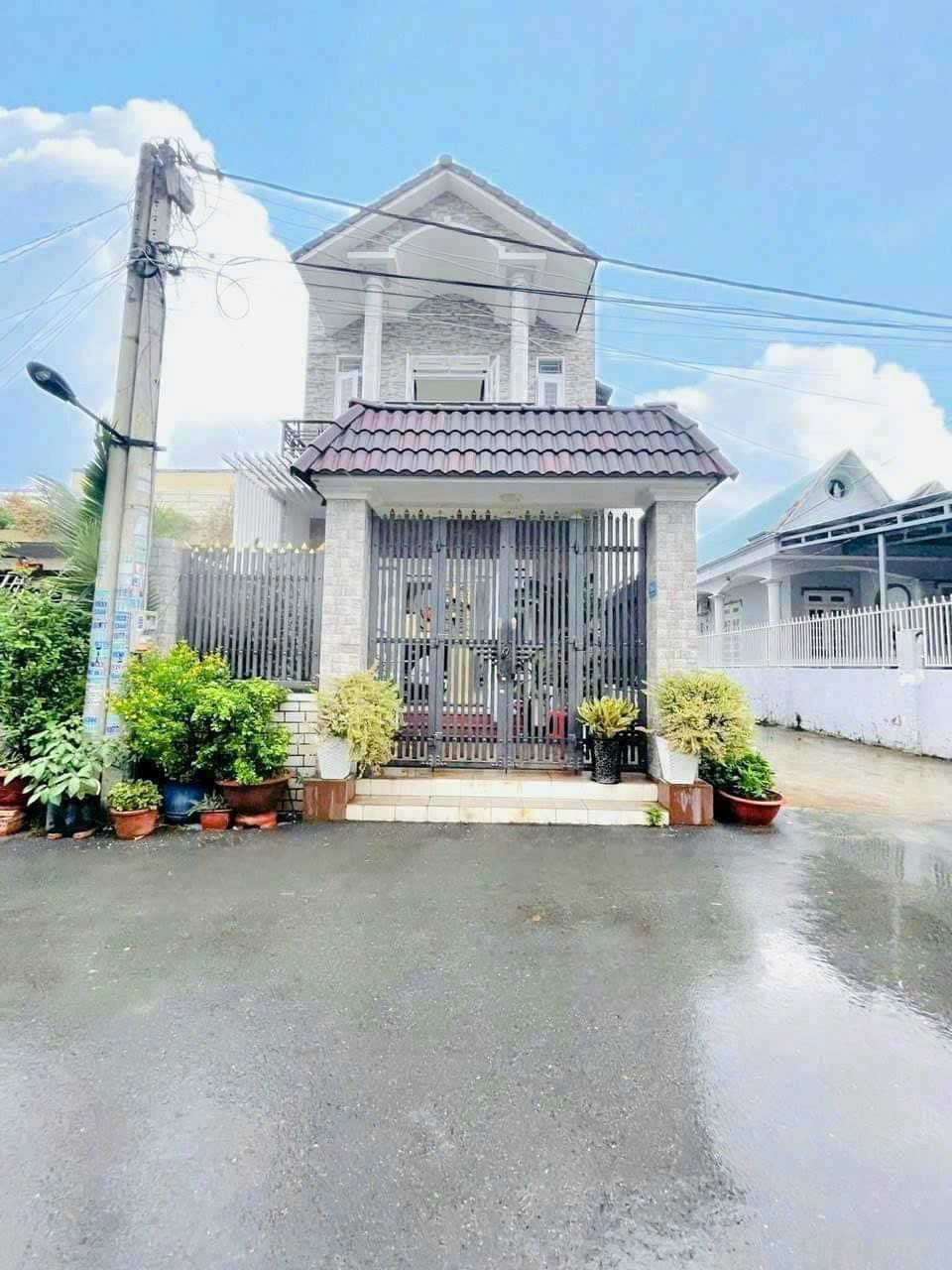 Bán Nhà Đất Củ Chi - Nhà 1 Trệt 1 Lầu Mặt Tiền Ngã Tư Tân Quy - Giá Tốt