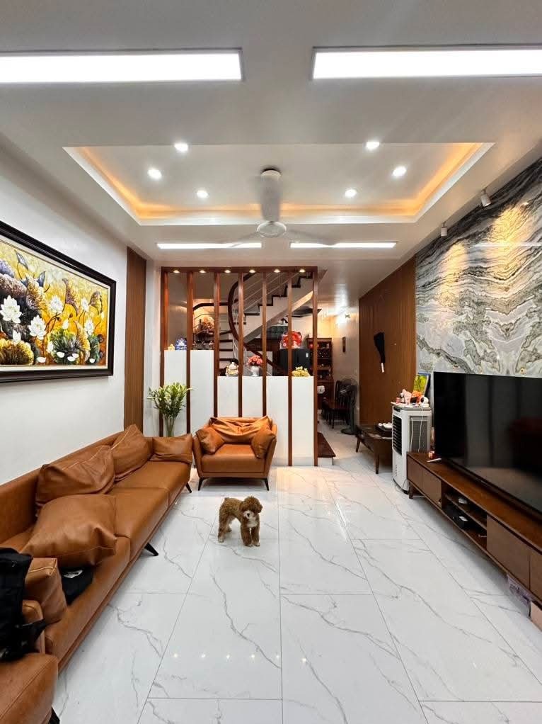Nhà phố 55m2 Võ Thị Sáu: Thang máy, Nội thất Châu Âu, Ô tô đỗ cửa