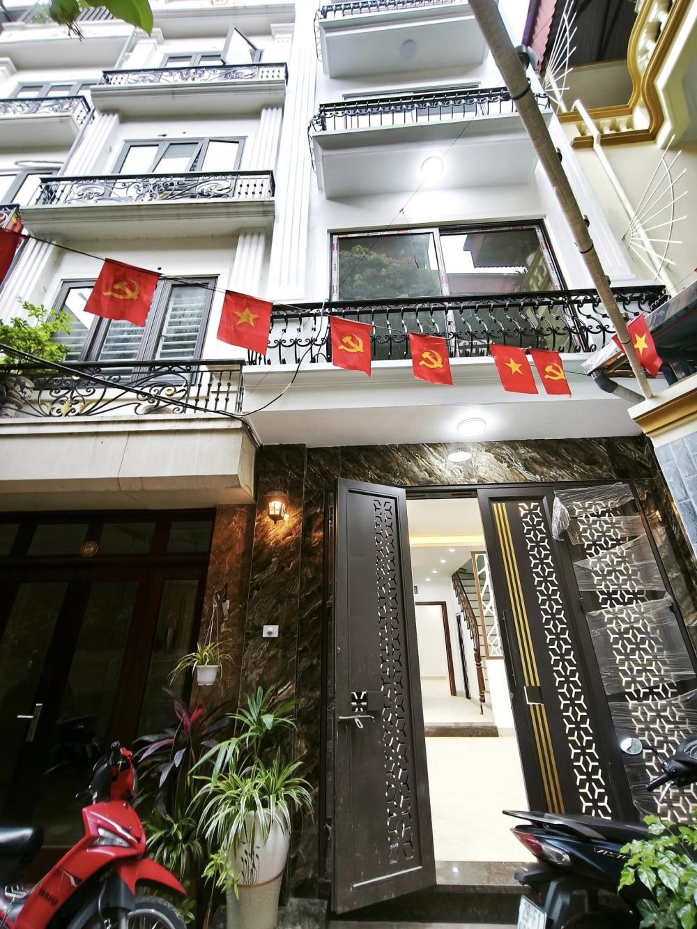 Bán Nhà Lạc Long Quân - Cầu Giấy: 5 Tầng, Thang Máy, Full Nội Thất, Kinh Doanh Vàng