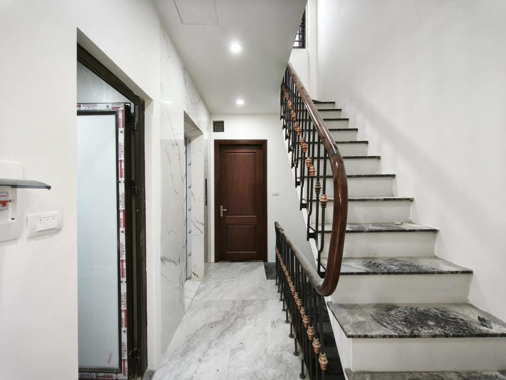 Bán Nhà Lạc Long Quân - Cầu Giấy: 5 Tầng, Thang Máy, Full Nội Thất, Kinh Doanh Vàng