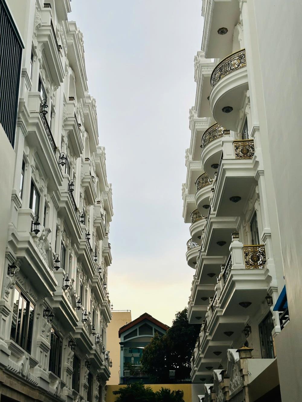 Nhà Đẹp Gò Vấp - 1 Trệt 3 Lầu - Gần Công Viên Làng Hoa - Giá 10 Tỷ