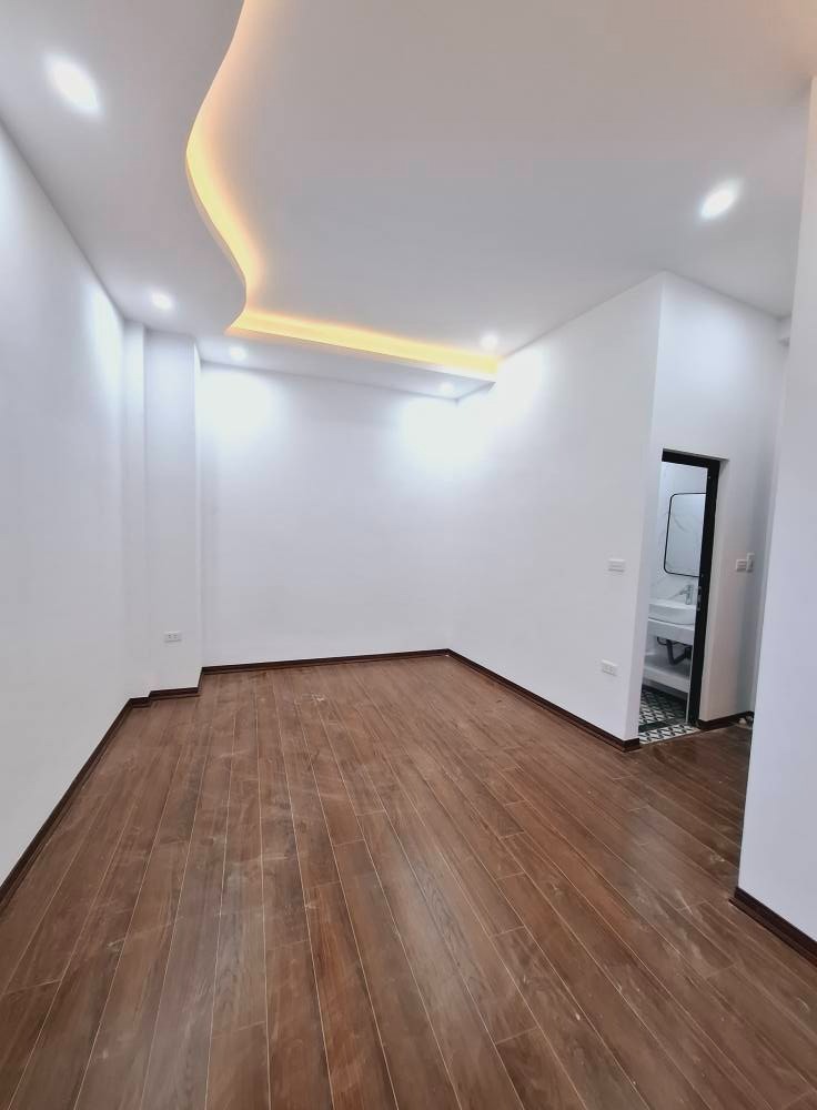 Bán nhà KĐT Linh Đàm: 38m2, 5 tầng, 50m ra ô tô, giá chỉ 5.8 tỷ - Nhà mới 100%