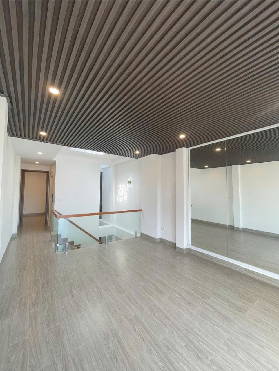 Nhà Bồ Đề - Vị Trí Đắc Địa - Gara Ô Tô - 6 Phòng Ngủ - Giá Tốt