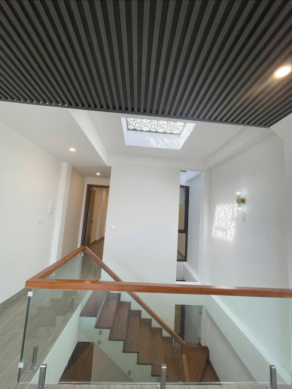 Nhà Bồ Đề - Vị Trí Đắc Địa - Gara Ô Tô - 6 Phòng Ngủ - Giá Tốt