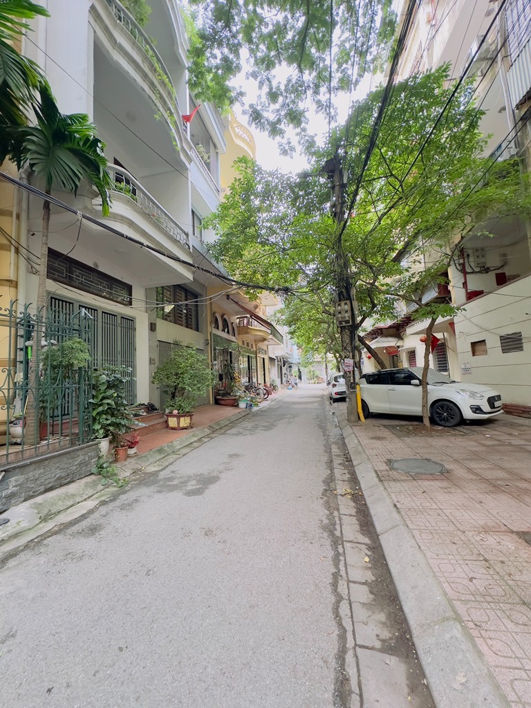 Bán nhà phân lô Hoàng Quốc Việt - Vị trí đẹp, gia đình tri thức