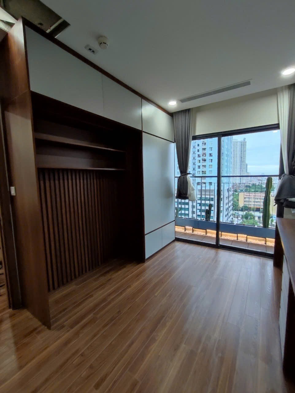 Bán Căn Hộ 120m2 Mặt Đường Trung Kính, Cầu Giấy - Giá 8.9 Tỷ