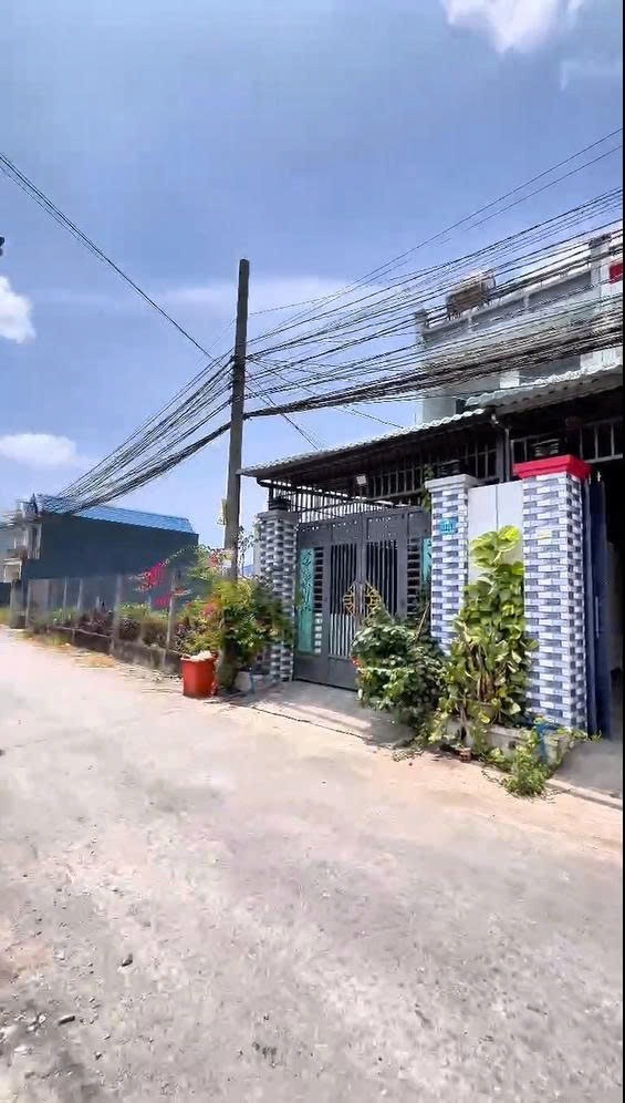 Nhà Phố Trệt Lầu Bình Chánh: 1.3 Tỷ Dọn Vào Ở Ngay - Vị Trí Đắc Địa