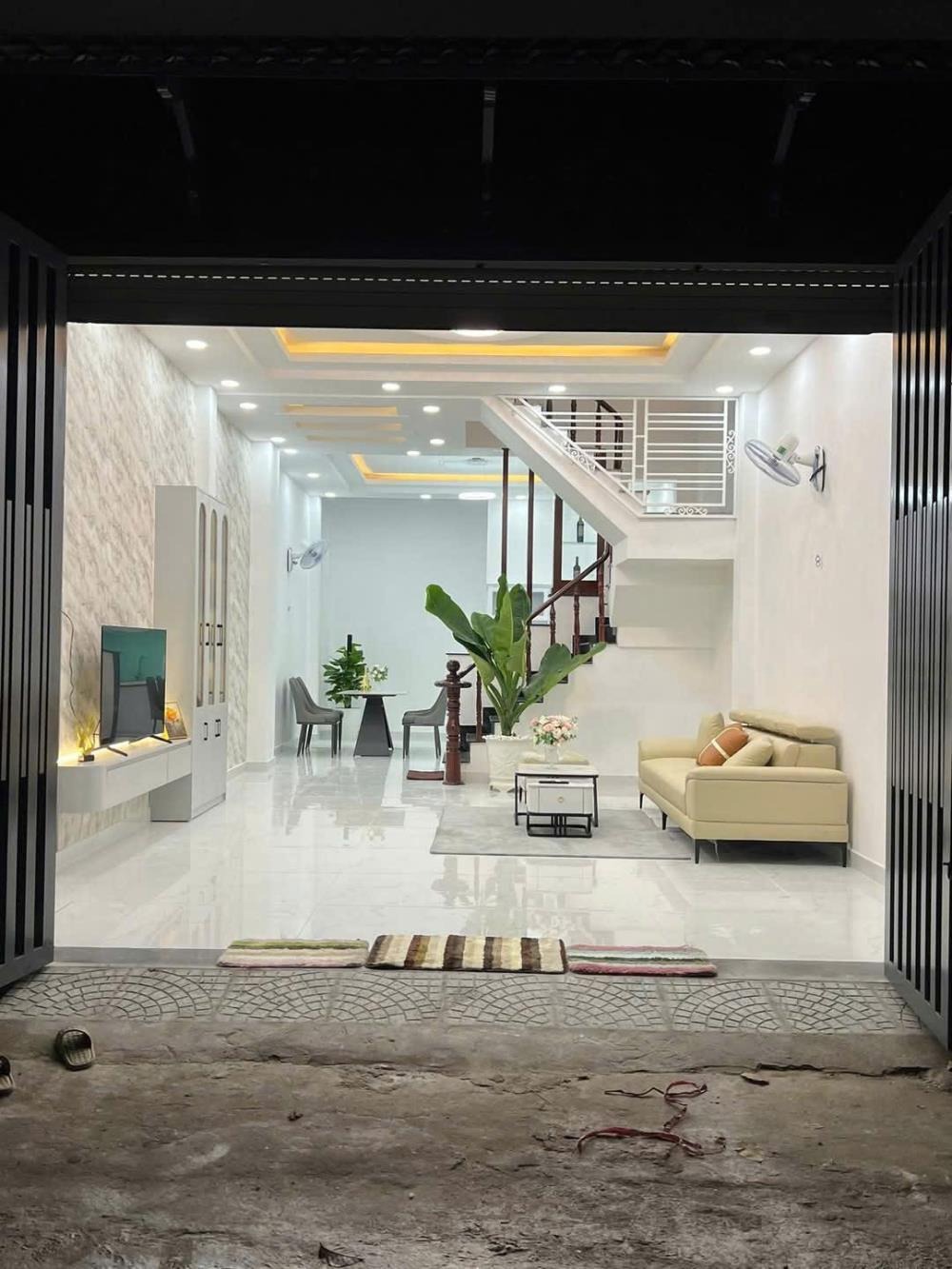 Bán Nhà Hẻm Xe Hơi, Quận 12 - 2 Lầu, 4 Phòng Ngủ, Giá 5.95 Tỷ