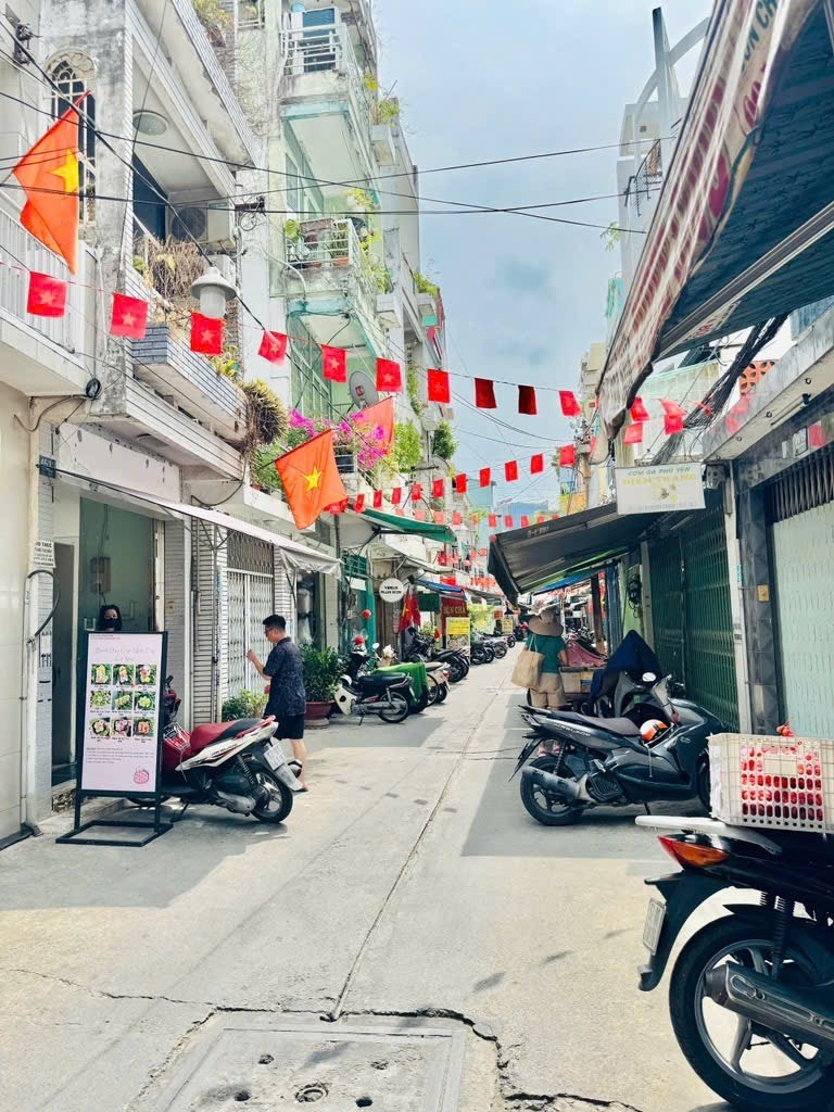 Bán nhà Quận 3, 33m2, 4 Tầng, 5PN, Giá 6.3 tỷ - Vị trí đẹp, Sổ Chính Chủ