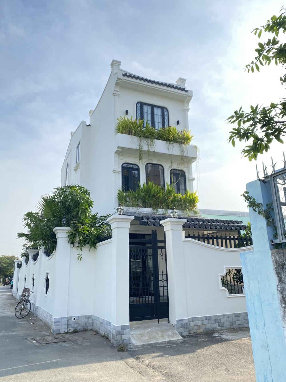 Nhà 3 Tầng, Hẻm Xe Hơi, Gần Quận 2 - Giá 6.8 Tỷ