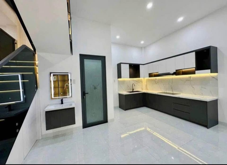 Nhà 3 Tầng, Hẻm Xe Hơi, Gần Quận 2 - Giá 6.8 Tỷ