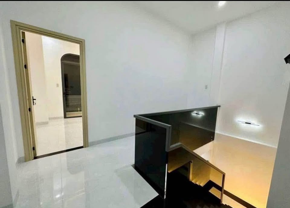 Nhà 3 Tầng, Hẻm Xe Hơi, Gần Quận 2 - Giá 6.8 Tỷ