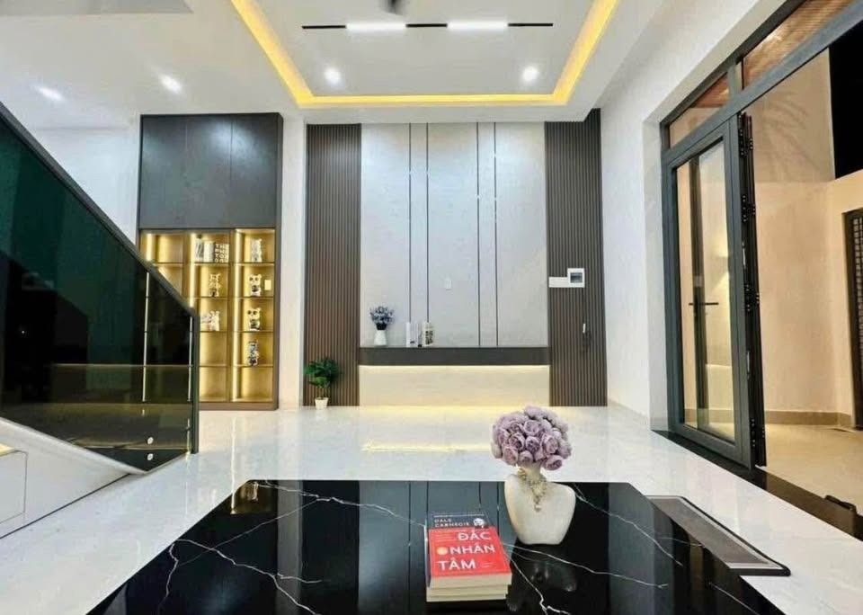 Nhà 3 Tầng, Hẻm Xe Hơi, Gần Quận 2 - Giá 6.8 Tỷ