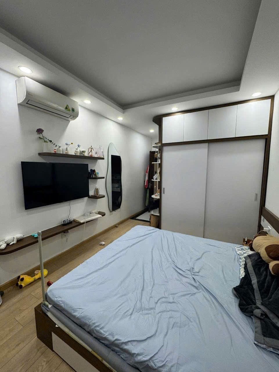 Nhà 5 Tầng, Mặt Tiền Rộng - Vị Trí Đắc Địa, Thông Thoáng