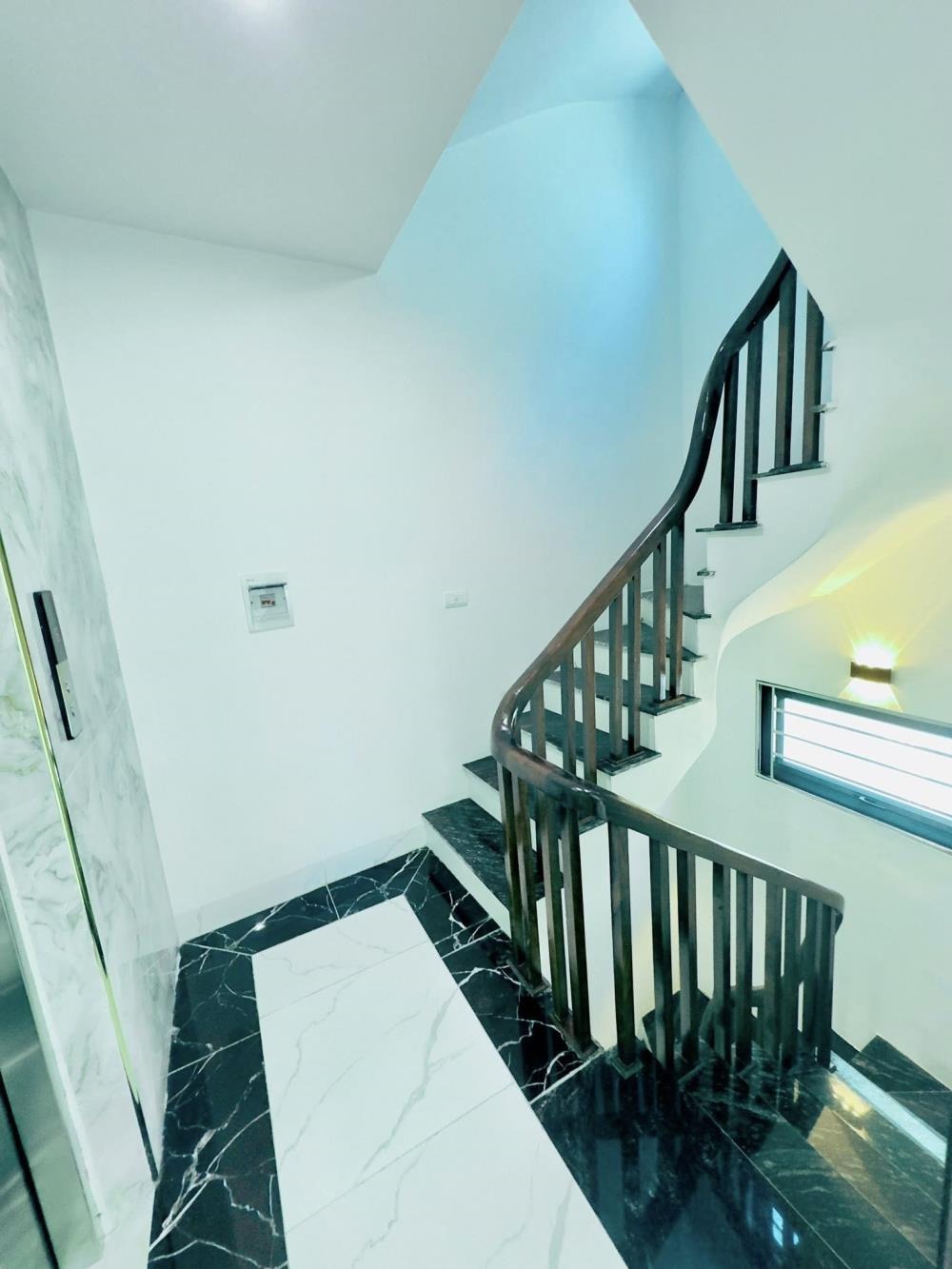 Bán nhà Hoàng Mai, Kim Giang - 40m2, 7 tầng, thang máy, ô tô vào nhà