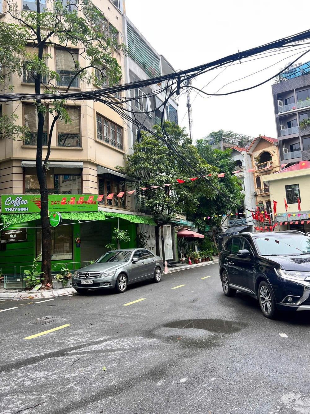 Bán nhà Cầu Giấy - 20 tỷ, 2 mặt thoáng, ô tô vào nhà