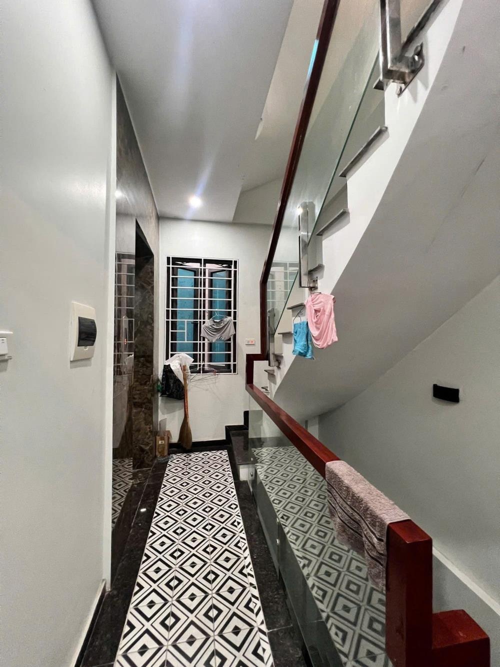 Bán nhà Cầu Giấy - 20 tỷ, 2 mặt thoáng, ô tô vào nhà