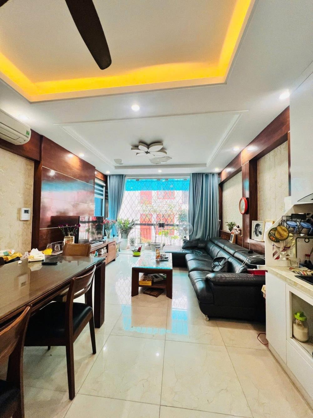Bán nhà Cầu Giấy - 20 tỷ, 2 mặt thoáng, ô tô vào nhà