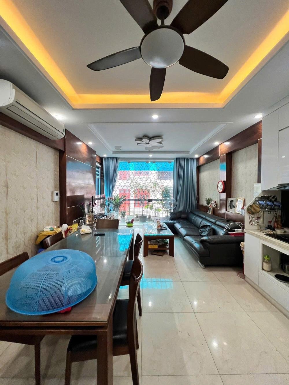 Bán nhà Cầu Giấy - 20 tỷ, 2 mặt thoáng, ô tô vào nhà