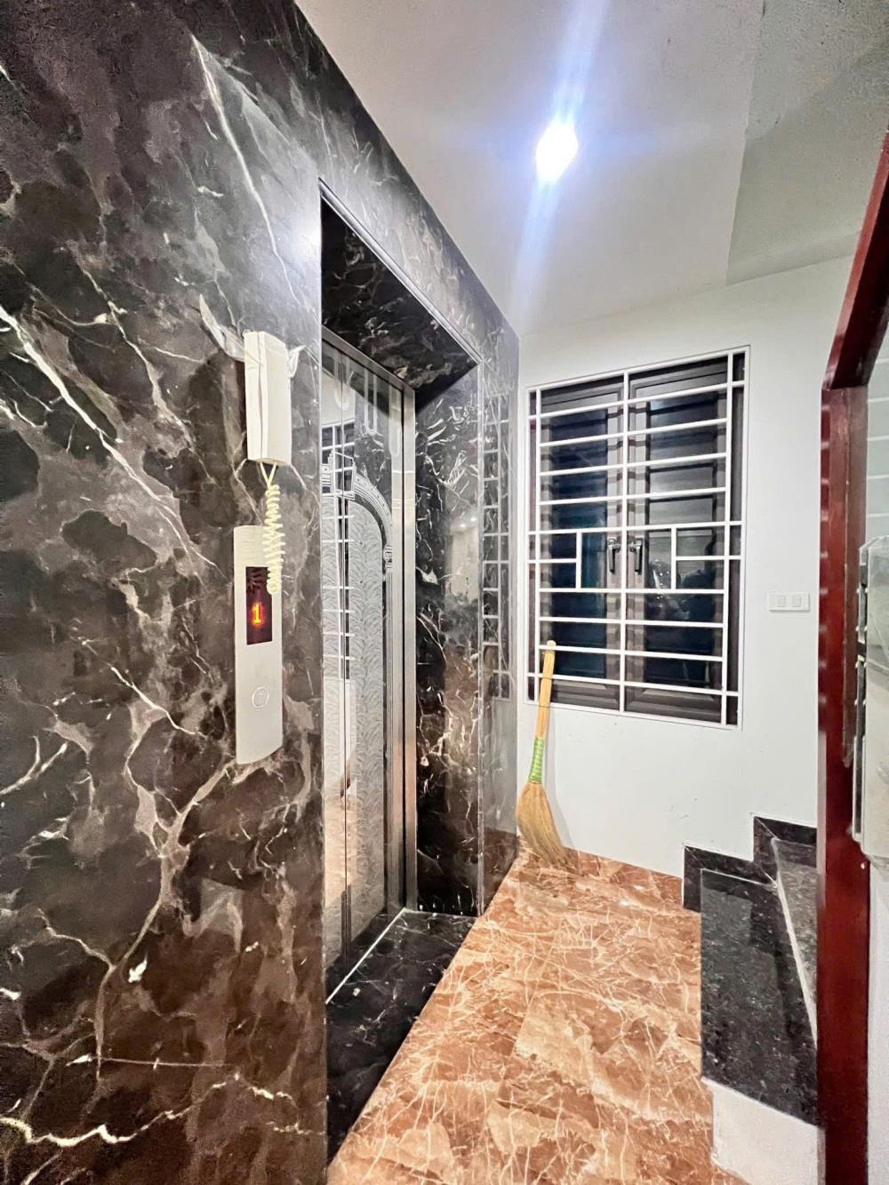 Bán nhà Cầu Giấy - 20 tỷ, 2 mặt thoáng, ô tô vào nhà