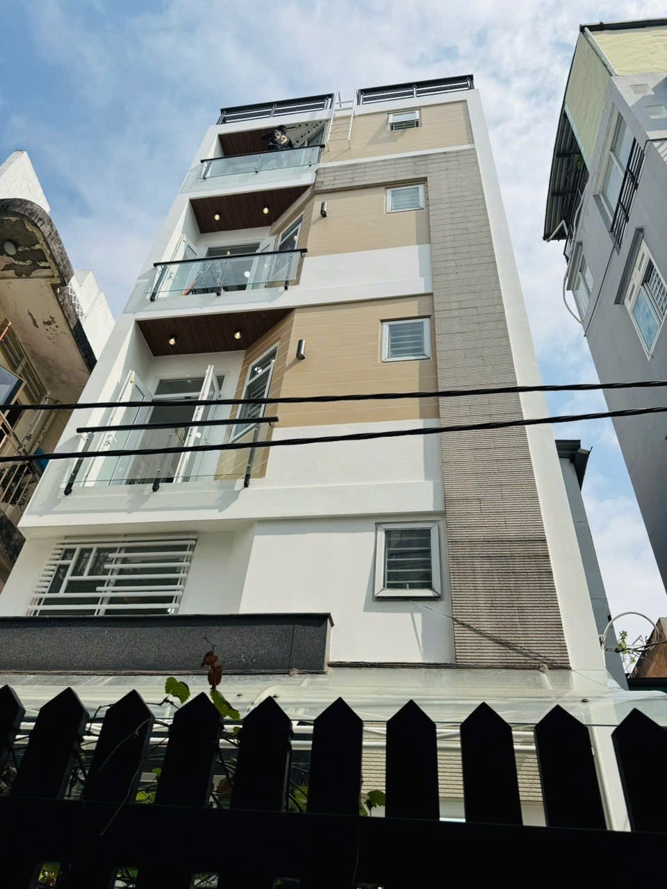 Bán CHDV 8 Phòng, 8 WC, Quận 3, 70m2, 5 Tầng, Giá 10.6 Tỷ