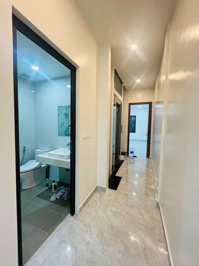 Bán nhà Ngã Tư Sở - Thanh Xuân 5 tầng, 63m2, Thang Máy, Giá 20 tỷ