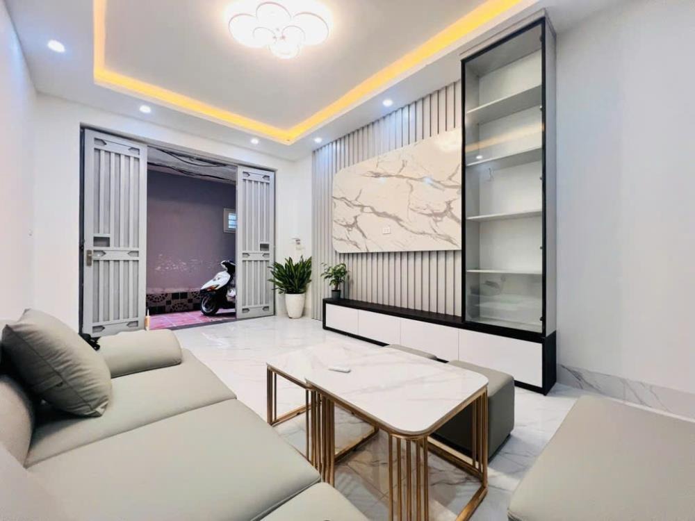 Bán nhà đẹp, tặng full nội thất - Vị trí đắc địa, Nguyễn Khánh Toàn