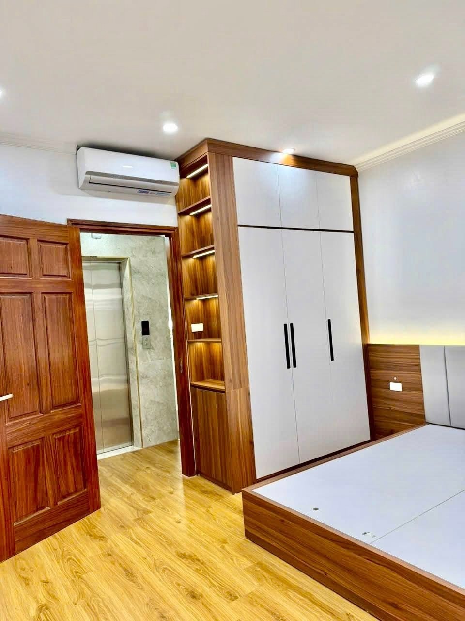 Nhà ngọa long 6 tầng, thang máy, ô tô đỗ cổng - Giá 7.68 tỷ