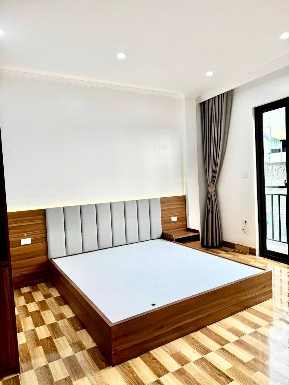 Nhà ngọa long 6 tầng, thang máy, ô tô đỗ cổng - Giá 7.68 tỷ