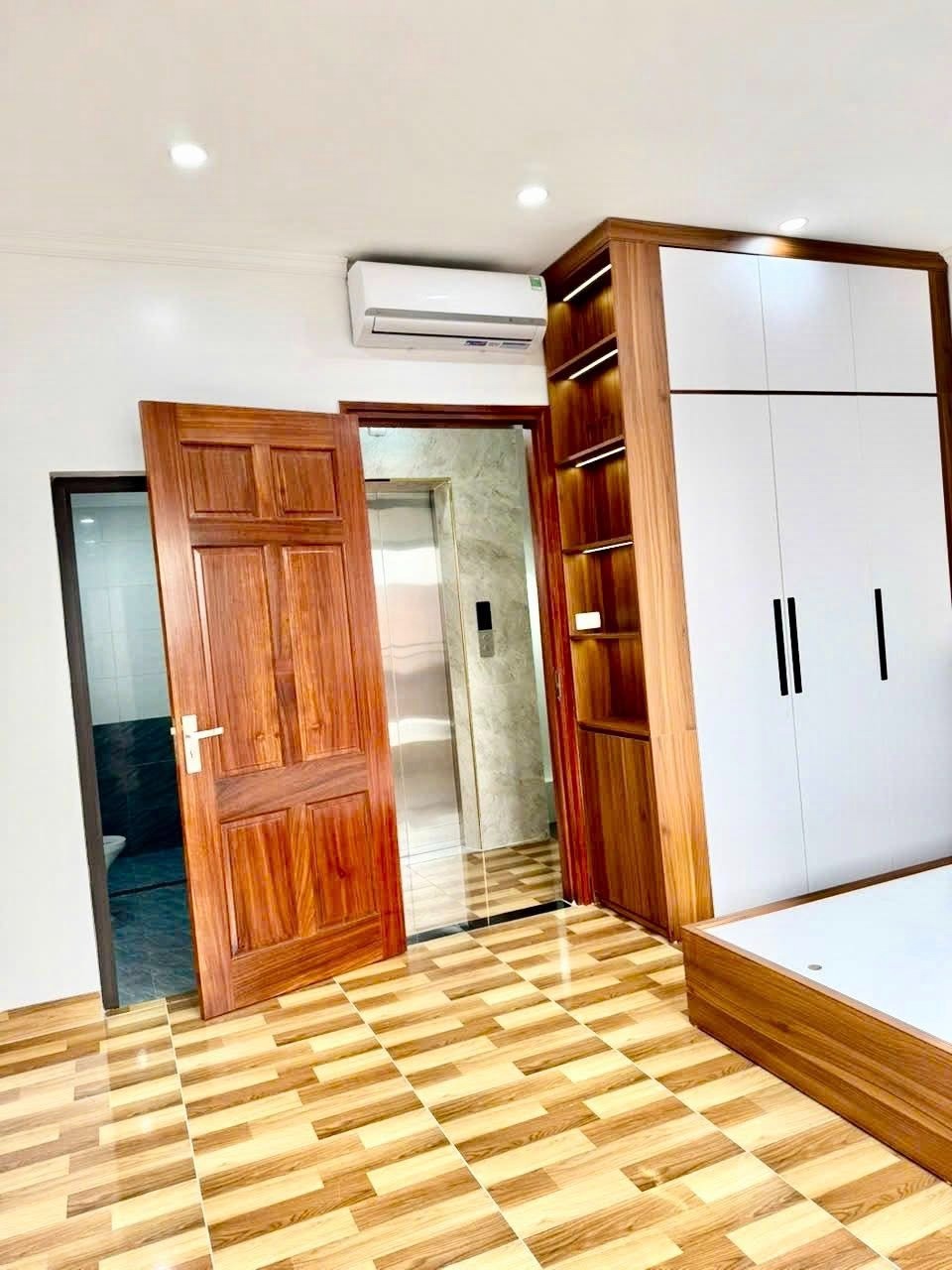 Nhà ngọa long 6 tầng, thang máy, ô tô đỗ cổng - Giá 7.68 tỷ