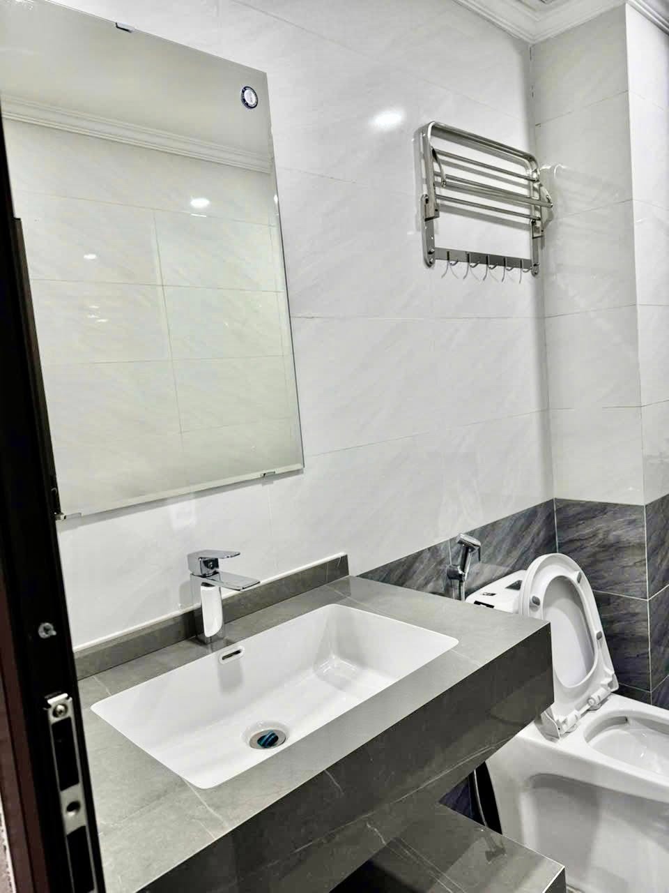 Nhà ngọa long 6 tầng, thang máy, ô tô đỗ cổng - Giá 7.68 tỷ