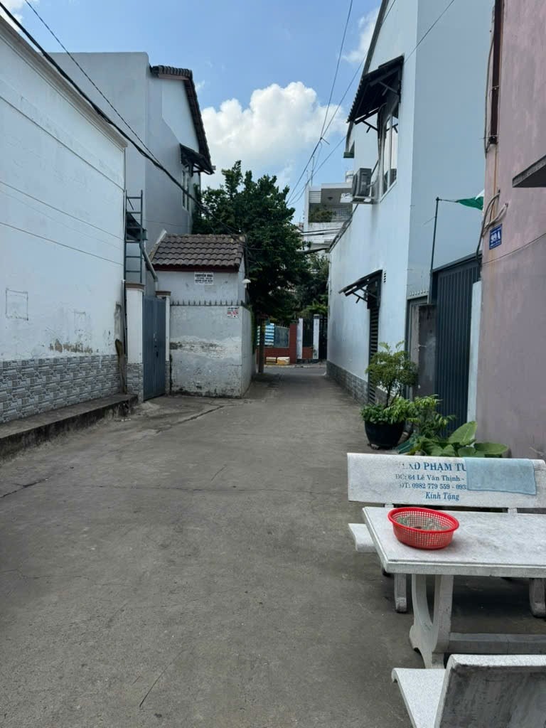 Chỉ 4.7 tỷ - Nhà mới 92m2, 3PN, Hẻm Xe Hơi - Quận 9