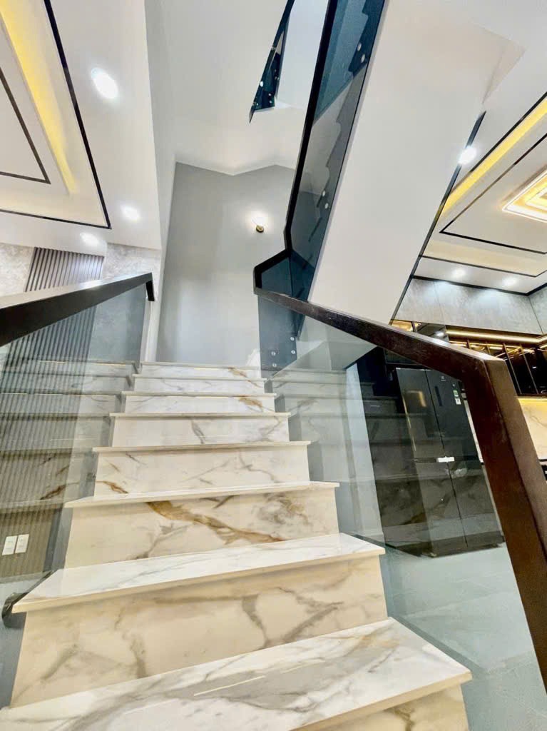 Bán nhà Quận 7 - 62m2 - 4PN - Giá 7.75 tỷ - Hẻm Xe Hơi