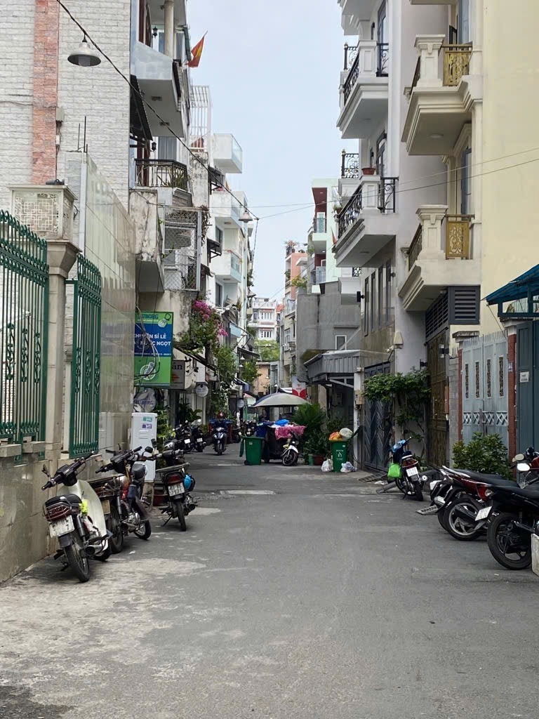 Hẻm Thông - Nhà 3 Tầng Đúc - 3PN, 2WC - Hoàng Sa, Quận 3