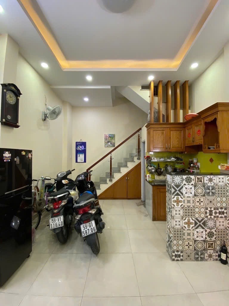 Hẻm Thông - Nhà 3 Tầng Đúc - 3PN, 2WC - Hoàng Sa, Quận 3