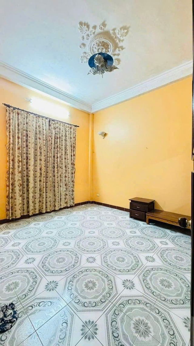 Bán Nhà Phố Khương Đình 102m2, 4 Tầng, Mặt Tiền 6m, Đỗ Ô Tô Cổng - Quận Thanh Xuân