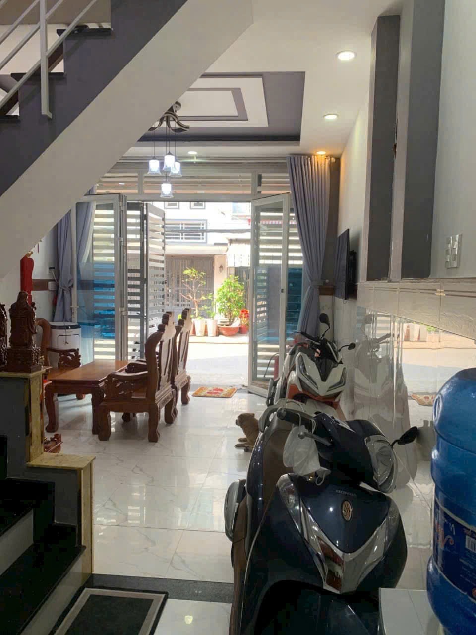 Bán nhà Quận 8, 2 tầng, hẻm 8m, giá 4.65 tỷ - Vị trí đắc địa, tiện nghi